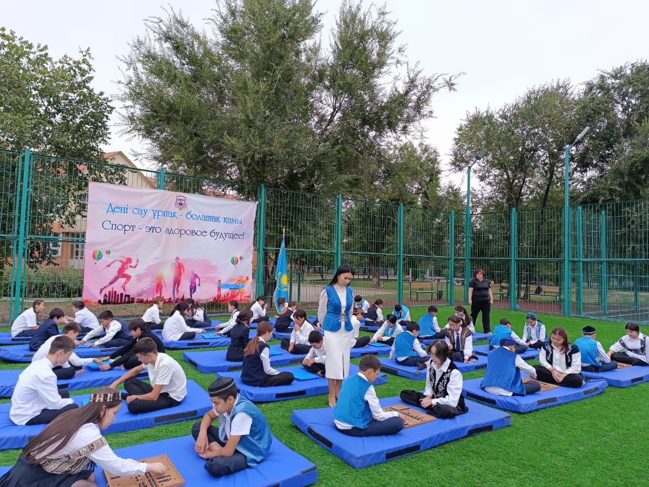 Дүниежүзілік көшпенділер ойындарын қолдау аясында «Тоғызқұмалақ куніне» орай Гиннес рекордын орнату ушін №14 ЖББМ окушылары осы іс-шараға катысты.