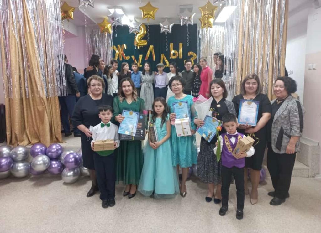 8 наурыз Халықаралық әйелдір күніне орай 9 А сынып жетекшісі Сулейменова А.А мен оқушылары 11 а сынып жеткешісі Камзанова А.У “2 жұлдыз” жобасын ұйымд
