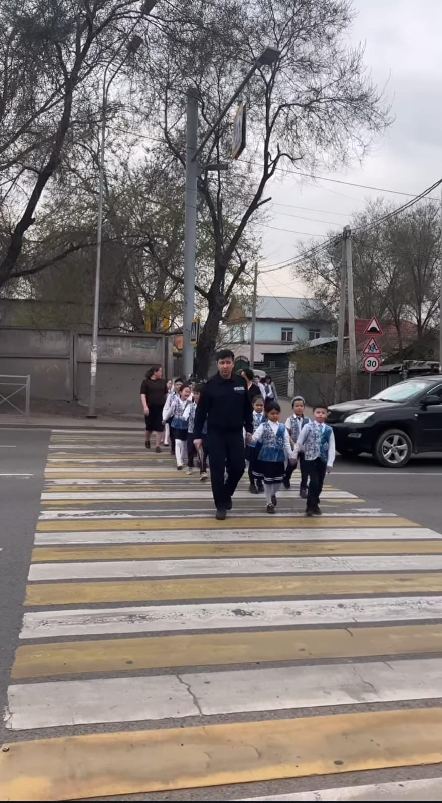 Алатау ауданы N° 14 ЖББ мектеп жолда жүру ережесін сақтай отырып, 1-5сынып оқушыларының қатысумен жол ережесі туралы түсіндірме жұмыстары жүргізілді.
